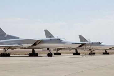 القاذفات الروسية في قاعدة همدان في ايران