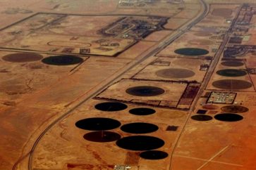 Farms in the shapes of circles (not oil fields) are seen in this aerial view of Saudi Saudi Arabia's desert near the oil-rich area of Khouris, 160 kms east of the capital Riyadh, on June 23, 2008. Oil producers are at war with speculators but they have been left speculating themselves over the future of their precious commodity after the weekend's unique summit, analysts said. Most experts agree the only concrete result was Saudi Arabia's announcement that it was increasing daily production by more than 200,000 barrels to 9.7 million -- and that it could significantly step this up if necessary.      AFP PHOTO/MARWAN NAAMANI