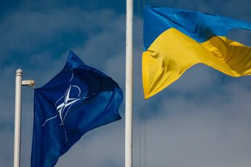 Drapeaux de l'Otan et de l'Ukraine