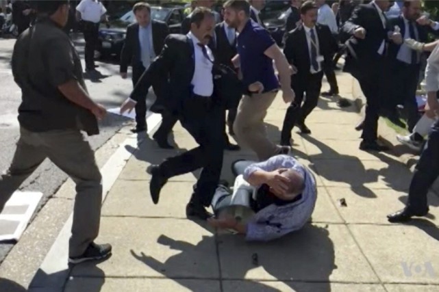 Garde-corps d'Erdogan agressent des manifestants kurdes