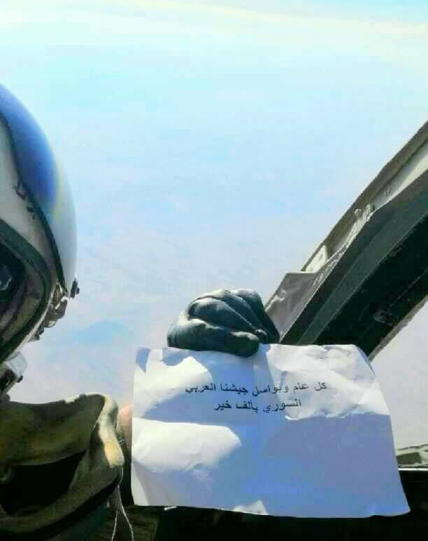 Un pilote syrien adresse depuis son avion un message de félicitation pour l'Aid al-Fitr
