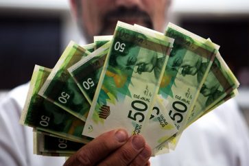 La dépréciation de la monnaie israélienne coïncide avec des tirs de dizaines de roquettes du Hezbollah sur le nord de l’entité sioniste depuis le Liban.