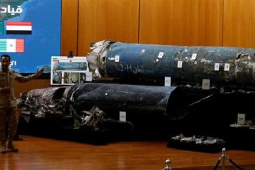 Le porte-parole de la coalition saoudienne, le colonel Turki al-Malki, présente les missiles, tirés par Ansarullah, lors d'une conférence de presse à Riyad, le 26 mars 2018