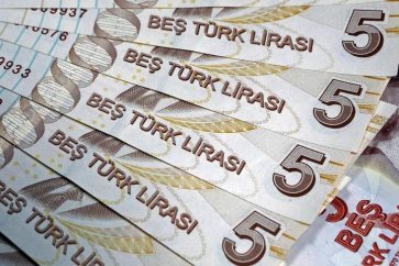 La banque centrale turque a laissé mardi ses taux d'intérêt inchangés, avec un taux des prises en pension à 7,5%, à la faveur d'une diminution des tensions inflationnistes, ce qui lui permet de maintenir une attitude prudente alors que les incertitudes politiques continuent de faire baisser la livre. /Photo d'archives/REUTERS/Murad Sezer