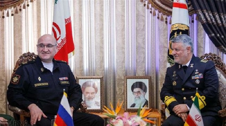 Le commandant de la marine iranienne, le contre-amiral Hossein Khanzadi et le chef d’état-major adjoint des forces armées de la Fédération de Russie, le vice-amiral Igor Osipov, à Téhéran, le 25 décembre 2018. ©IRNA