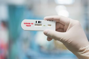 La principale agence fédérale de santé publique aux Etats-Unis, a publié en août sur son site internet une recommandation déconseillant de dépister les personnes ayant été exposées au virus mais ne présentant aucun symptôme.