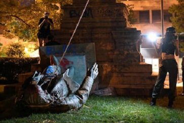 La statue du général confédéré Albert Pike mis à bas par des manifestants à Washington