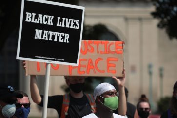 Les manifestants aux Etats Unis réclament justice et l'interpellation des agents impliqués