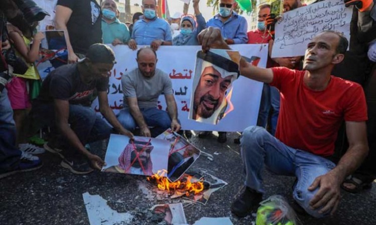Les portraits des dirigeants saoudiens et émiratis brulés par des Palestiniens en colère