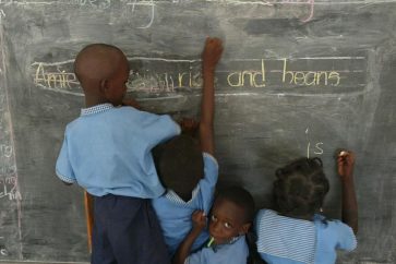 L'ONU estime que près d'1,5 milliard d'enfants ont été affectés dans le monde par la fermeture des écoles ou des confinements.