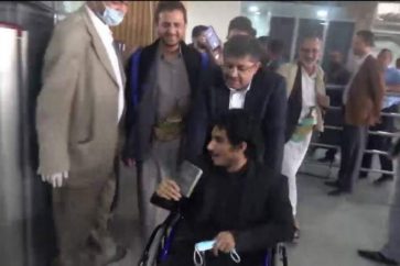 Mohammad al-Houthi accueille les détenus libérés à l’aéroport de Sanaa