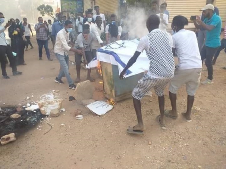 Des protestataires contre la normalisation brulent le drapeau israélien à Khartoum (Archives)