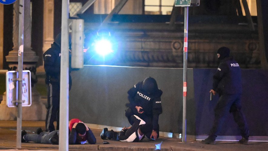 Des fusillades ont fait au moins deux morts en plein centre de Vienne