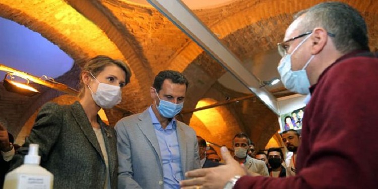 M.Assad et son épouse Asma, lors d’une visite à une foire à Tekkiya al-Souleymaniah à Damas.