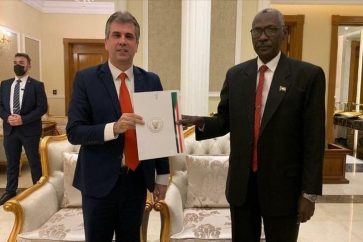 Le ministre israélien du renseignement Eli Cohen et le ministre soudanais de la défense Yassin Ibrahim à Khartoum le 25 janvier 2021