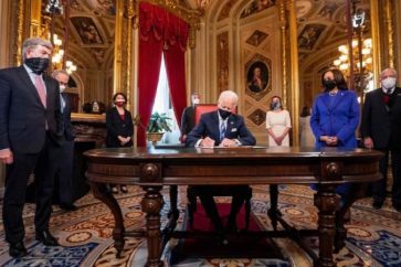 Joe Biden ses premiers décrets présidentiels dans le bureau Ovale de la Maison Blanche.