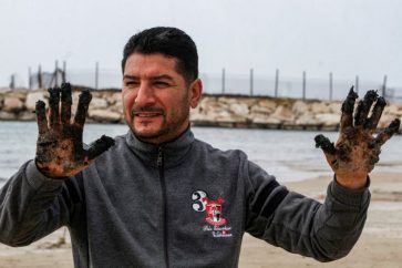 Le directeur de la réserve de Tyr,, Hassan Hamza, souillé par le goudron