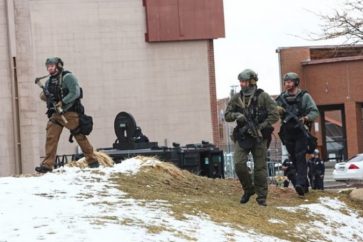 Des dizaines de membres des forces de l'ordre, dont des unités d'intervention lourdement armées, avaient encerclé le supermarché une demi-heure environ après les premiers tirs.
