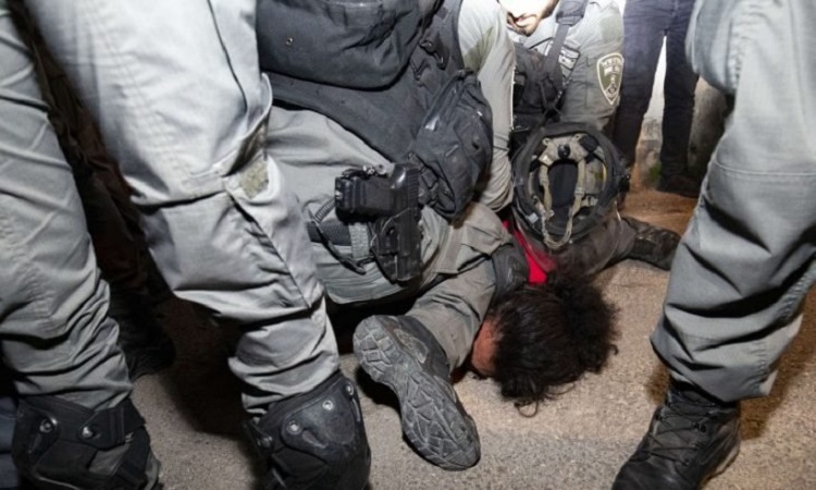 Arrestation barbare d'un Palestinien par les forces d'occupation israéliennes