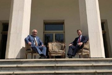 Le cliché rappelle une photo de Churchill et Staline prise lors de la conférence de Téhéran de 1943