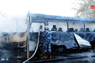 Le bus entièrement calciné par deux explosions