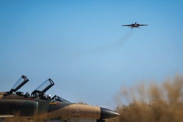 Des mirages F-1 et des bombardiers F-4 ont volé à basse altitude avec des chasseurs F-14 pour réaliser avec succès des opérations d'interception aérienne.