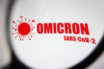 Omicron se transmet beaucoup plus rapidement que celui auparavant dominant, Delta, et semble globalement provoquer des formes moins graves de la maladie.