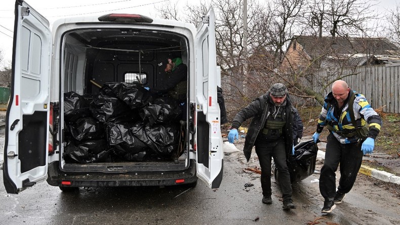 Des employés municipaux transportent des corps à Boutcha le 3 avril.