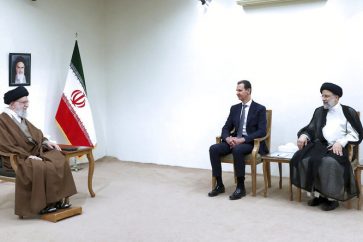 Le Leader de la Révolution islamique, l'Ayatollah Khamenei, a reçu le président syrien, Bachar Assad, en présence du président iranien, Ebrahim Raïssi, le 8 mai 2022 à Téhéran. ©Fars News
