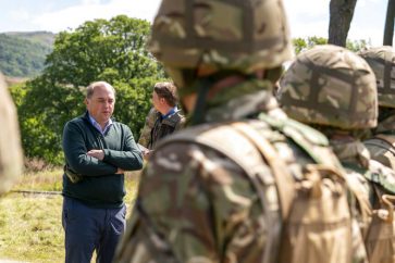 Le secrétaire d'Etat à la Défense Ben Wallace devant des soldats ukrainiens à l'entraînement le 7 juillet.