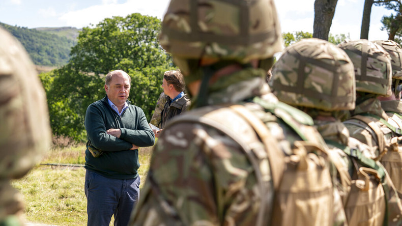 Le secrétaire d'Etat à la Défense Ben Wallace devant des soldats ukrainiens à l'entraînement le 7 juillet.