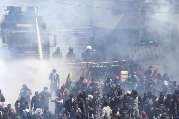 Des centaines de manifestants ont pris d'assaut le palais présidentiel à Colombo.