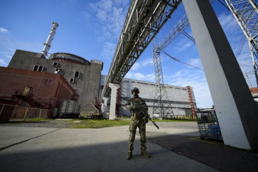 Un militaire russe devant la centrale de Zaporijia