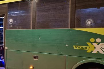 Le bus des colons a été endommagé.