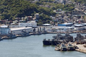 Les navires de guerre chinois et taïwanais se suivent.