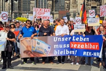 Des Allemands manifestent contre l'envoi d'armes en Ukraine.