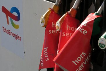 Les gréviste revendiquent des hausses salariales, alors que l'inflation fait rage et que les groupes pétroliers réalisent des superprofits avec la flambée de la hausse des cours liée à la guerre en Ukraine.