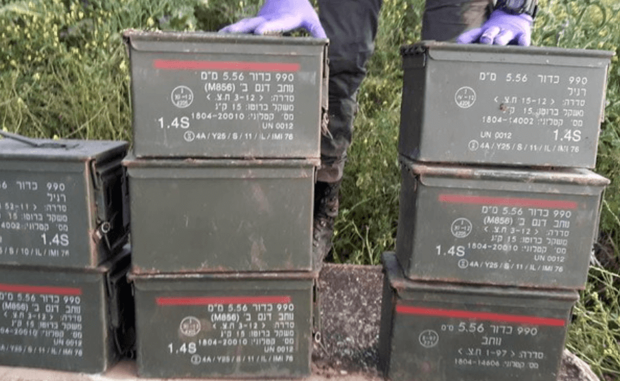 Plusieurs boîtes contenant des dizaines de milliers de balles de fusil ont été pillés de la base de Néguev.