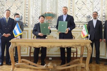 Le ministre iranien des Affaires étrangères Hossein Amir-Abdollahian (à droite) et son homologue nicaraguayen Denis Moncada Colindres signent un plan global pour améliorer la coopération bilatérale à Téhéran le 18 décembre 2022. ©Tasnim