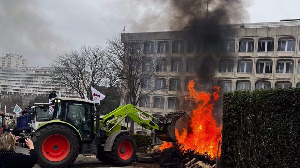 Le blocage des parkings de la Direction Départementale des Territoires et de la Mer (DDTM) rue Weber à Nîmes. ©JAG