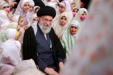 Le guide suprême de la Révolution iranienne, l'ayatollah Sayed Ali Khamenei lors d'une rencontre avec des jeunes filles iraniennes, à Téhéran, le 3 février 2023.