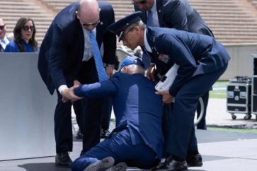 Biden est tombé vers l'avant, après avoir apparemment trébuché sur un sac noir.