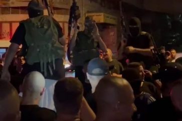 Les habitants du camp Nour Chams portent les combattants sur les épaules pour saluer leur bravoure