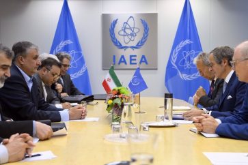 Le chef de l'Organisation iranienne de l'énergie atomique, Mohammad Eslami et le directeur général de l'Agence internationale de l'énergie atomique (AIEA), Rafael Mariano Grossi lors d'une réunion à Vienne, le 25 septembre 2023. (Crédit photo: l'Organisation iranienne de l'énergie atomique)