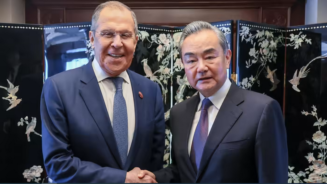 Le chef de la diplomatie russe Sergueï Lavrov et son homologue chinois Wang Yi.
