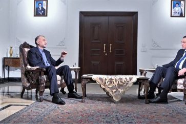 Le ministre iranien des Affaires étrangères Hossein Amir-Abdollahian (G) s'exprime lors d'un entretien avec la chaîne de télévision libanaise Al Mayadeen. (Crédit photo: mfa.ir)