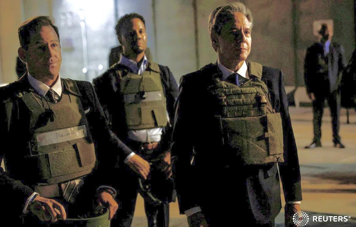 Antony Blinken portait un gilet pare-balles lors de son arrivée en Irak, le 5 novembre 2023.