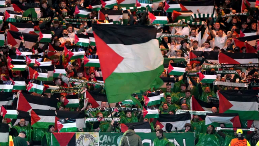 Les supporters du Celtic ont brandi des milliers de drapeaux palestiniens lors du match contre l'Atletico Madrid le mois dernier. ©PA via AP et Al-Jazeera