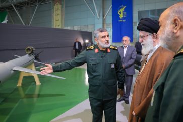 Le Leader de la Révolution islamique visite l'exposition des derniers acquis de la Force aérospatiale du CGRI, le 19 novembre 2023. ©Khamenei.ir