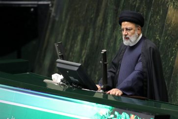 Le président Raïssi défend les Palestiniens lors d’une réunion au Parlement le mardi 5 décembre 2023.